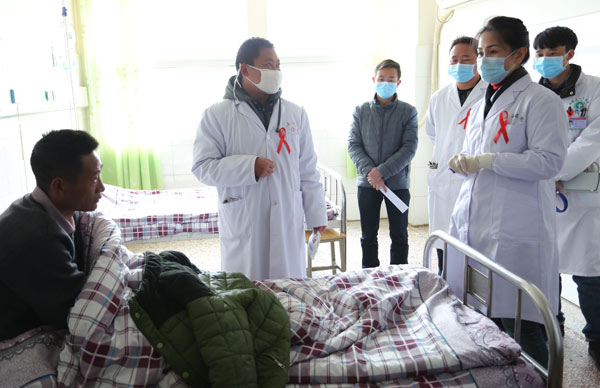 專家在布拖縣人民醫院、特木里中心衛生院查房、會診