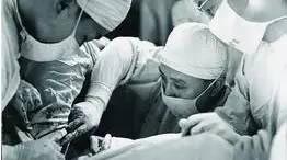 1960年吳階平院士率先實行第一例人體腎移植