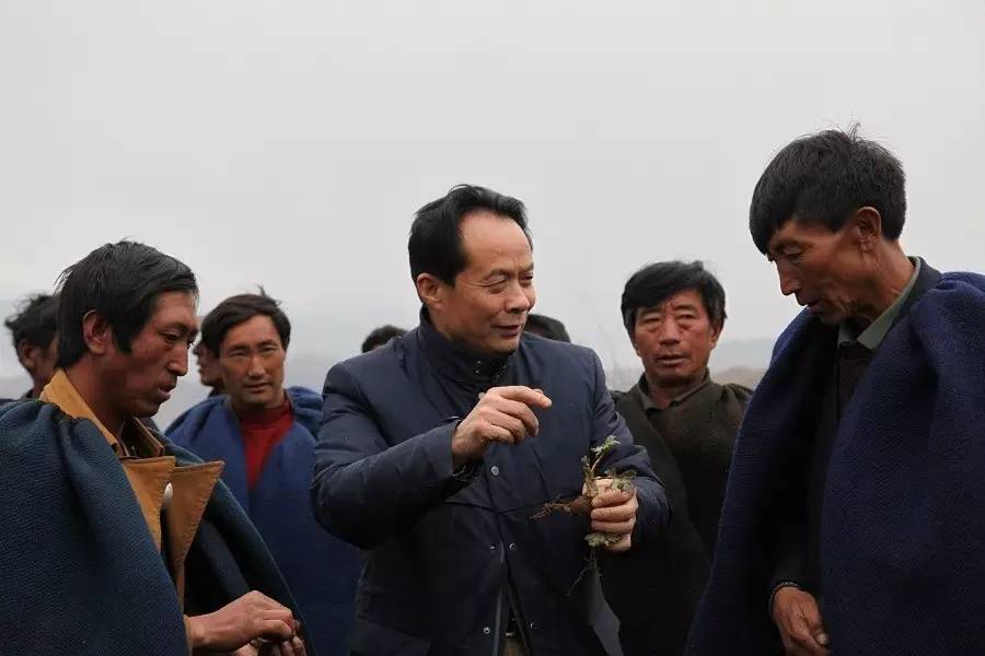 “兩會”前耿福能在布拖縣火燈村調研